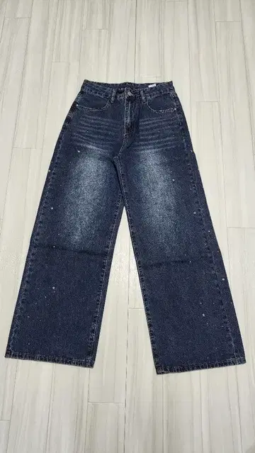 별 모양 장식이 있는 다크 블루 데님 팬츠