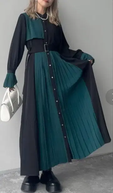 HARE 소매 플리츠 절개 원피스 블랙 그린