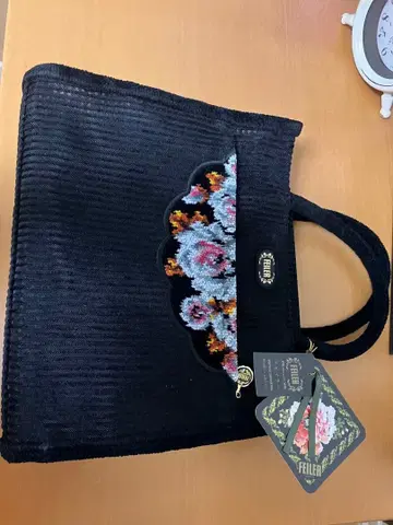 자수 포함 블랙 토트백