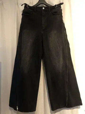 [ GRANCY 그랑시 ] / 지퍼 디자인 배기 데님 팬츠