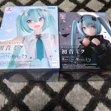 부서진 세계와 노래할 수 없는 미쿠 피규어 2개 열린 닫힌 창의 세계