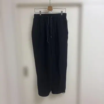 남성용 나일론 팬츠 밑단 드로 코드 있음