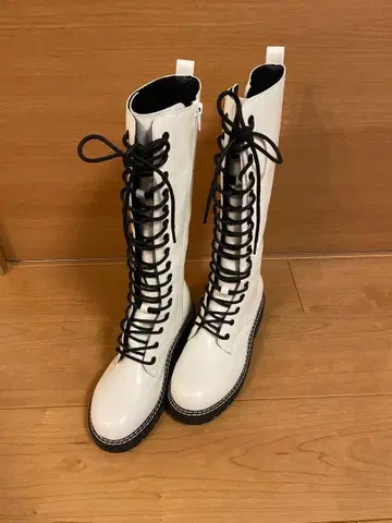 새상품 가격표 포함 화이트 레이스업 롱 부츠 M