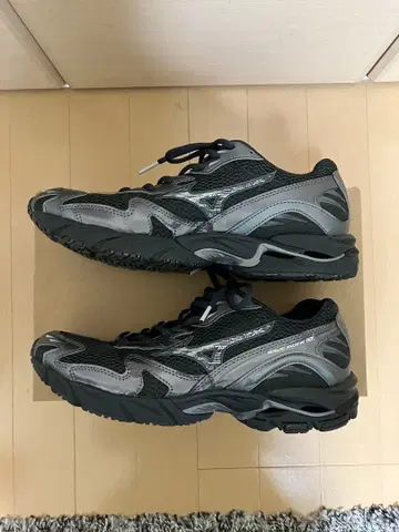 Mizuno Wave Rider 10'BlackMetallic Grey'