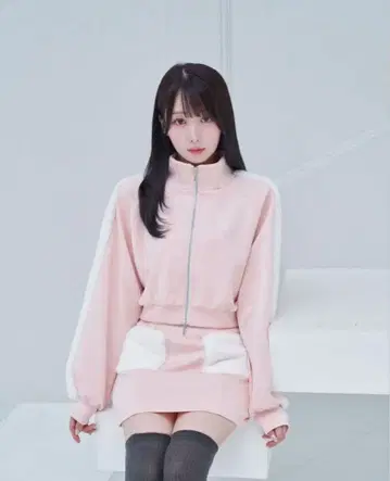 로제 뮤즈 fake fur point track skirt set