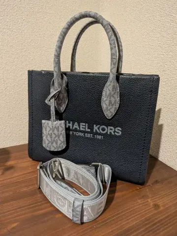 MICHAEL KORS 네이비 그레이 숄더백