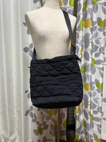 블랙 퀼팅 숄더백