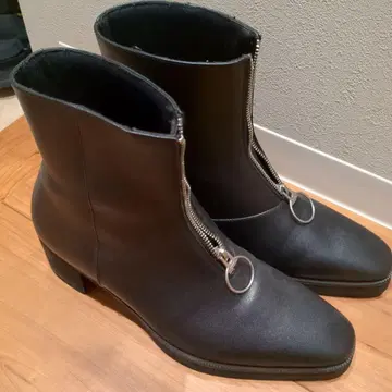 지퍼 달린 블랙 숏부츠