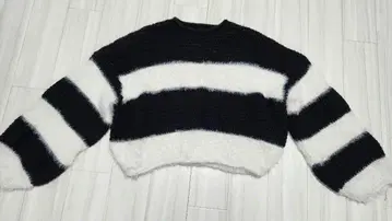 블랙 앤 화이트 스트라이프 크롭 스웨터