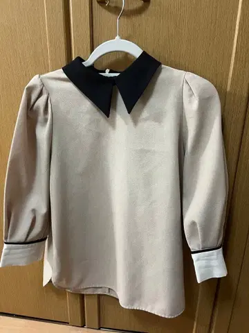 TIARA 베이지 퍼프 슬리브 블라우스