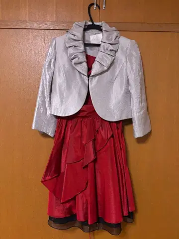 프릴이 달린 자켓과 빨간색 드레스 세트