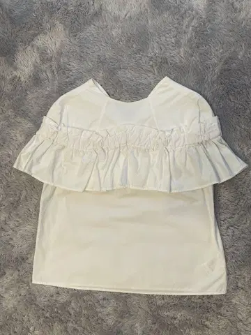 화이트 프릴 슬리브리스 셔츠