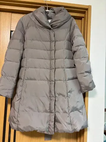 에스위트의 그레이 롱 다운 자켓