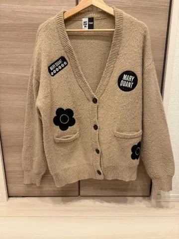 [ MARY QUANT ] 로고 와펜 부착 니트 가디건 베이지