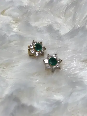 에메랄드 꽃 모양 스터드 귀걸이