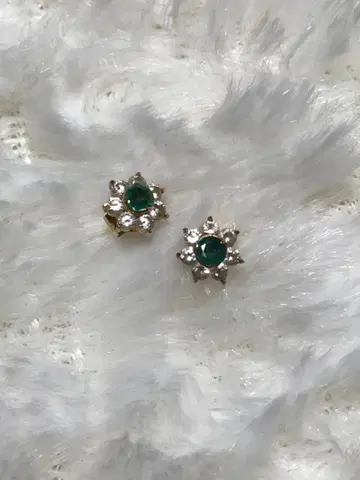 에메랄드 꽃 모양 스터드 귀걸이