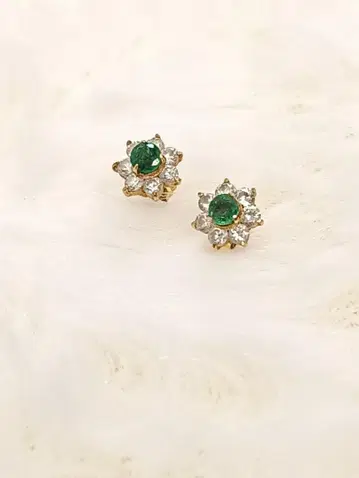 에메랄드 꽃 모양 스터드 귀걸이