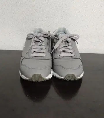 지퍼 달린 그레이 스니커즈 베네슈