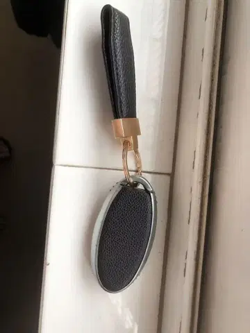 가죽 블랙 타원형 키케이스 금장 장식 포함