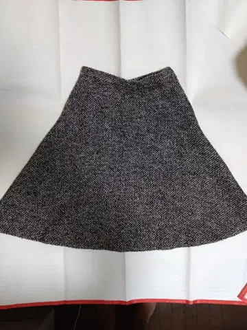 해롯 플레어 스커트 블랙과 화이트 트위드 무릎 기장