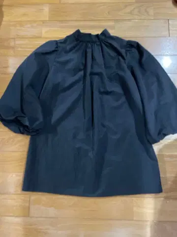 리무아크 벌룬 슬리브 튜닉 상의 블랙