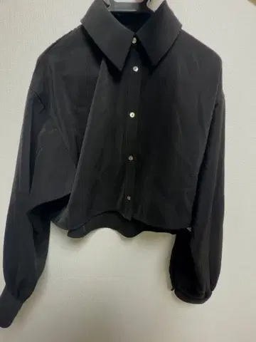 HARE 블랙 크롭 긴팔 셔츠