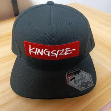 KINGSIZE 플랫 빌 캡 블랙