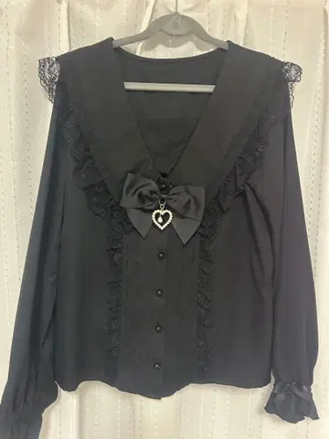 MARS 상의 프릴 달린 블랙 긴팔 블라우스