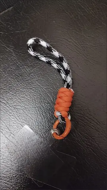 블랙과 화이트 체크 무늬 키링