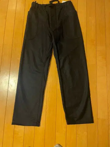 ORCIVAL (오르치발) 다크 네이비 색상의 울 소재 캐주얼 팬츠