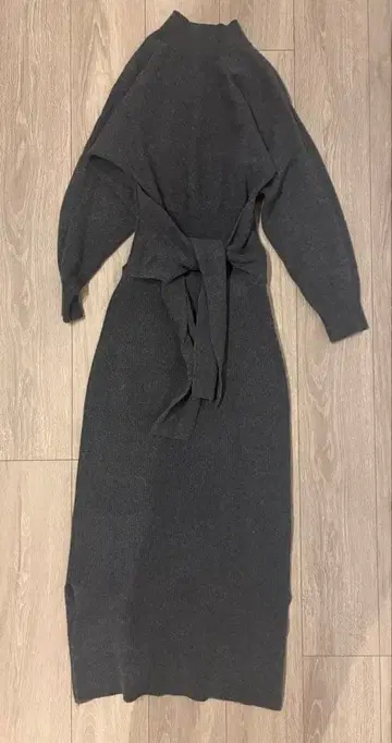 emmi 다크 그레이 허리 리본 하이넥 니트 롱 원피스