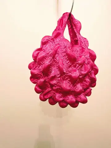 새상품 BUNZABURO 큰 폼폼 백 정가 180,000엔 네온 핑크