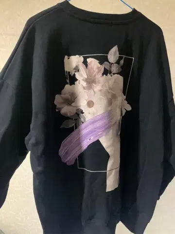 HARE 블랙 플라워 그래픽 맨투맨