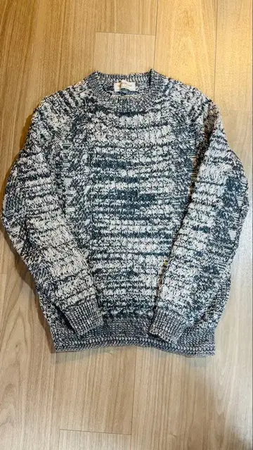 그레이와 화이트의 니트 스웨터