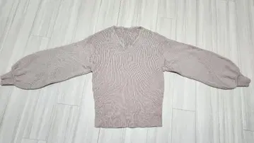 베이지 V넥 니트 벌룬슬리브