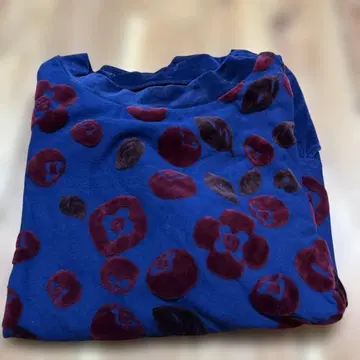 Ann 네이비 꽃무늬 긴팔 티셔츠