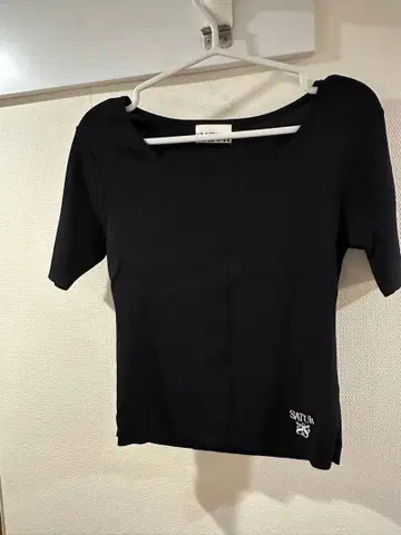 SATUR 새턴 로고 자수 리브 탑 스칼라: 블랙