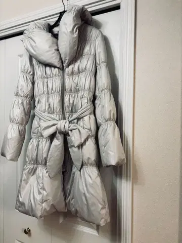 실버 후드 부착 롱 다운 자켓