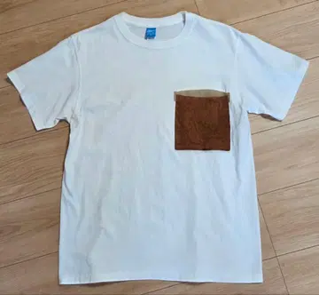 굿온 화이트T셔츠 스웨이드 포켓 부착