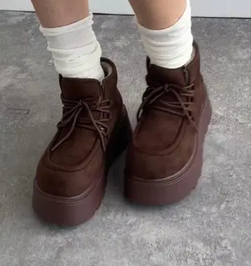 브라운 스웨이드 어그 부츠