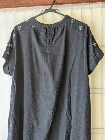 블랙 반팔 원피스 자수 장식