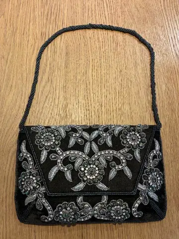 자수 장식 블랙 클러치백