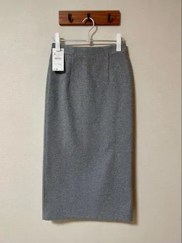 새상품 [ ZARA ] 스트레이트 플러시 미디 스커트