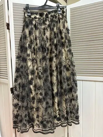 꽃무늬 자수 플레어 스커트 베이지