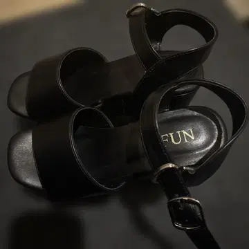 FUN 블랙 플랫폼 샌들