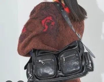 블랙 포켓 부착 숄더백