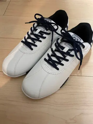 화이트&네이비 스니커즈