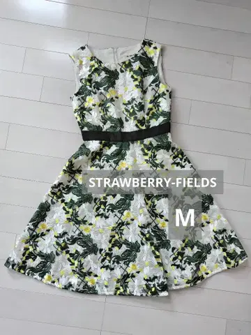 STRAWBERRYFIELDS 자수 슬리브리스 원피스 드레스 [새상품급]