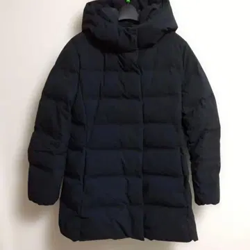 유니클로 심리스 다운 코트 블랙