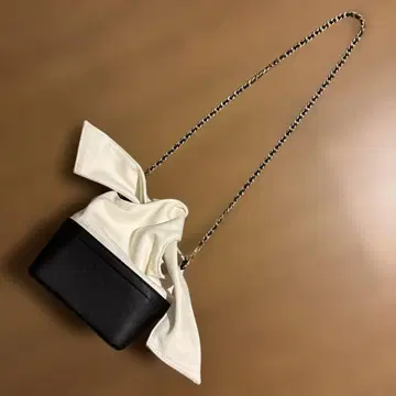 미사용 리본 숄더백 화이트 블랙